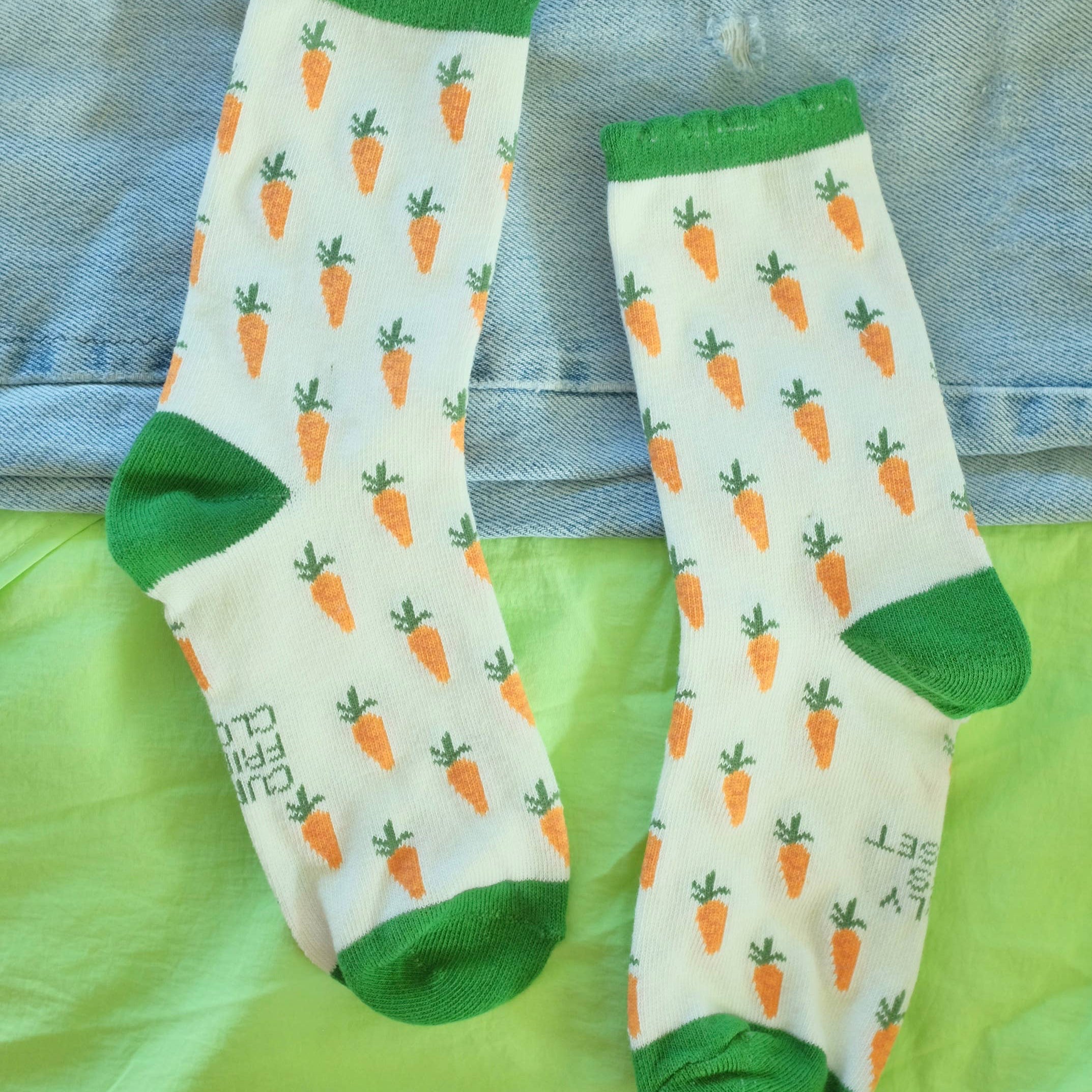 The perfect pair of socks to welcome in Spring! These little carrots are silly and cute, and add a little whimsy to your outfit.
Details:
SIZE: Approx. Women’s 6-11
MATERIAL: Cotton Polyester blend