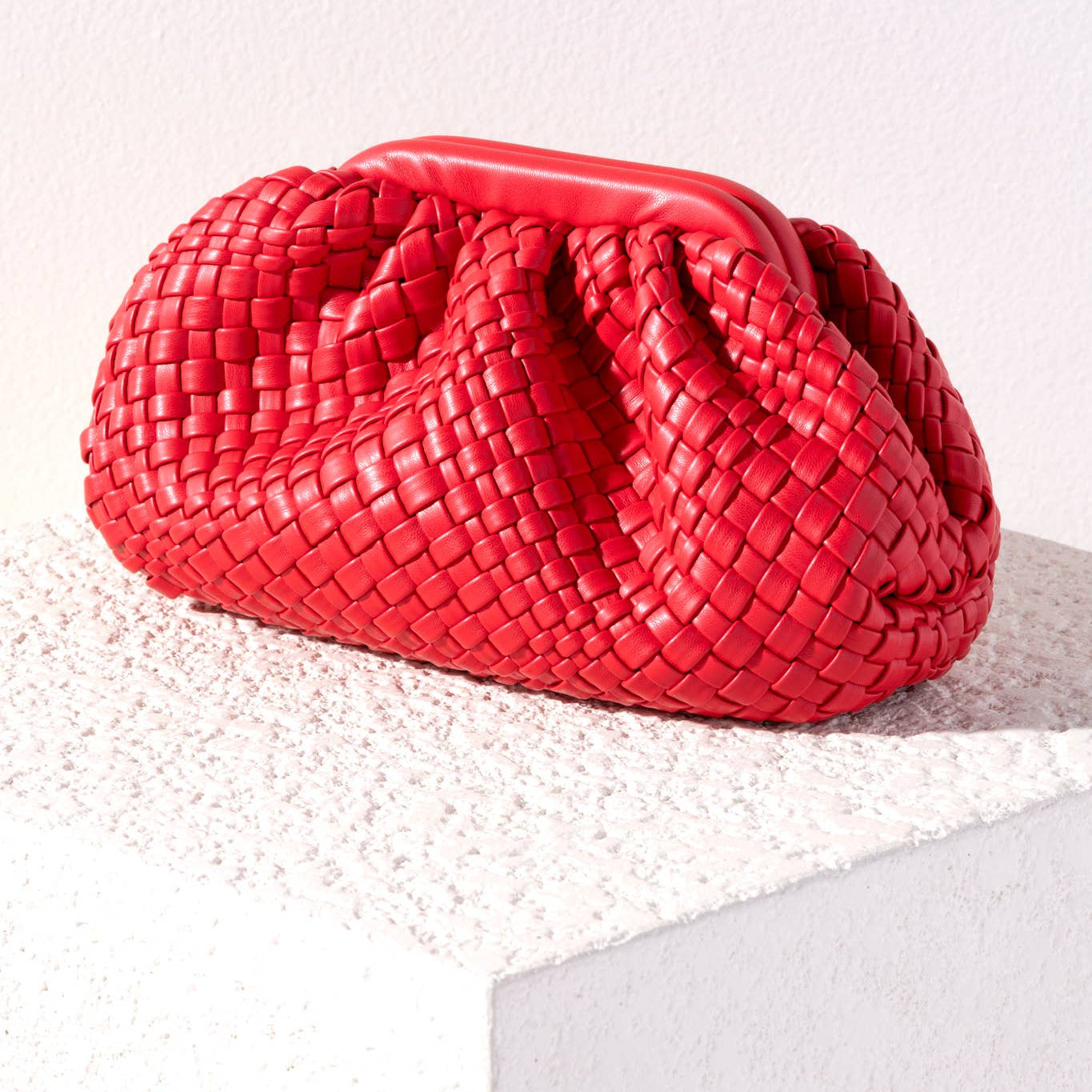 Give your handbag collection a sleek update with Shiraleah's Blythe Clutch. Made from handwoven vegan leather, this clutch is the perfect accessory for your summertime adventures.
Details:
Woven smooth PU
magnetic frame closure
1 inner zip pocket