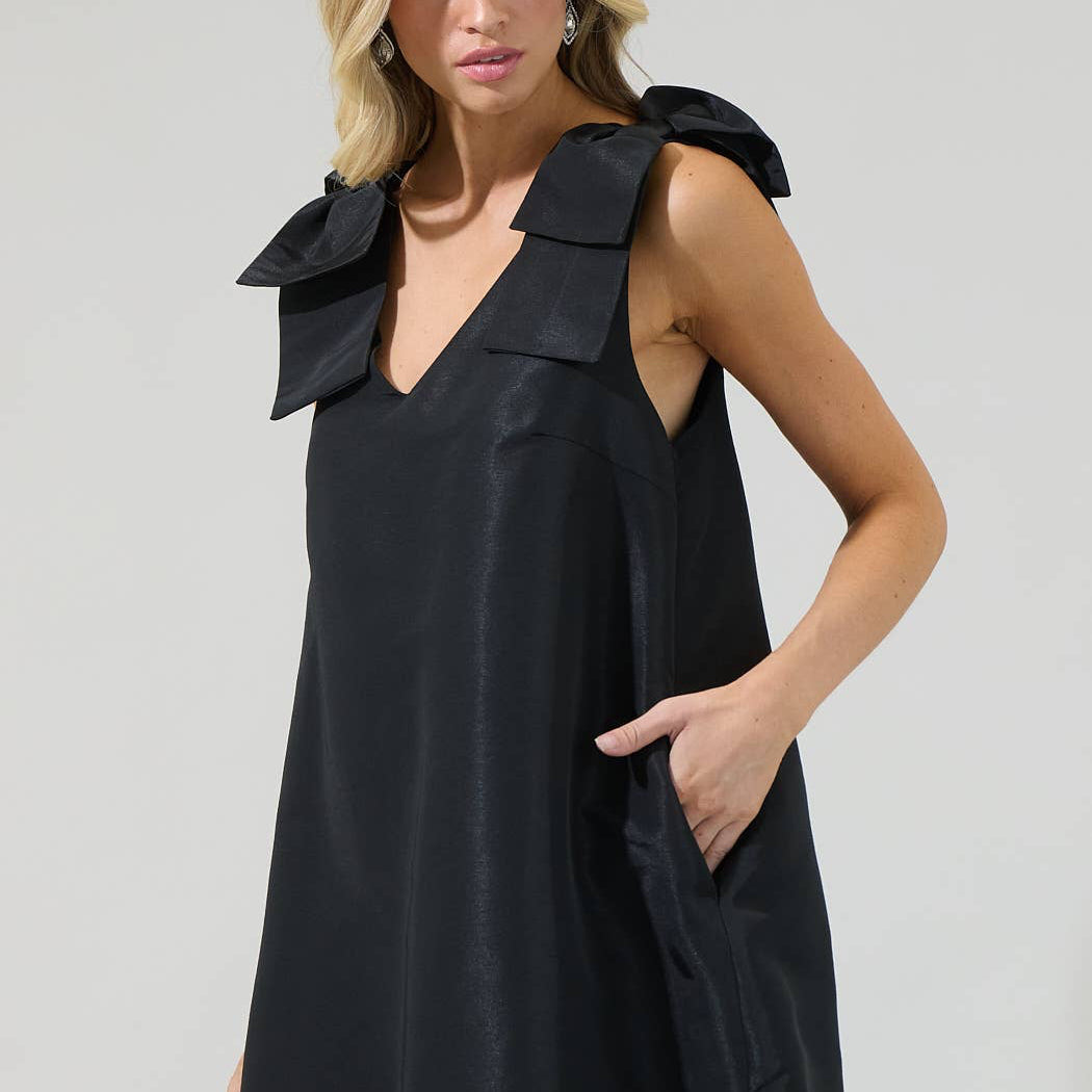 Get ready for an ultimate sassy look with this Alani Bow Trapeze Mini Dress. A shoulder bow detail frames a v neckline with a sleeveless look. The body has a trapeze style, creating a loose effect. Wear it with strappy heels and you’re good to go.
Details:
Ribbon detail
Trapeze sleeveless
Zipper
Mini
Model is 5'9" and wearing size XS
Measurements taken from size S - Chest: 19 3/4" - Length: 33 1/2"
Color: Black