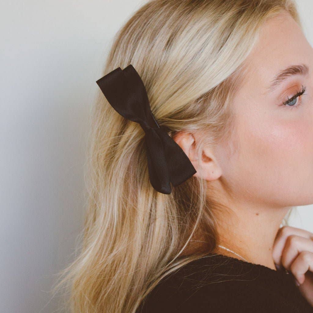 This Abigail bow is so dainty and cute! It is made out of a double ribbon fabric that is effortless but still elegant. It comes in a gorgeous mauve pink or black color and is the perfect accessory for a half up, pinning back your bangs, or putting on your bun! Wear it for a date night, a girls night, or in everyday wear.