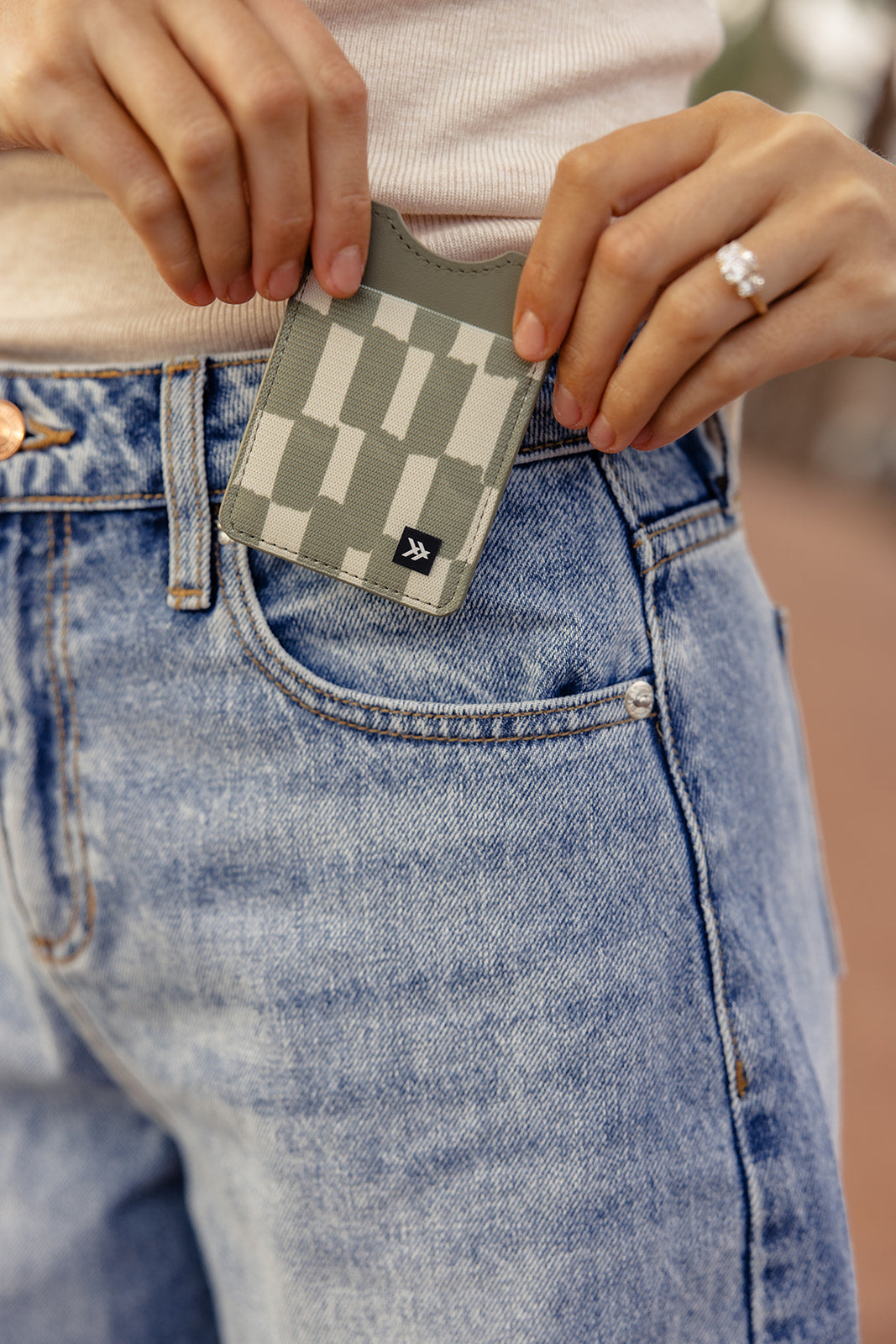 Thread Scout Vertical Wallet