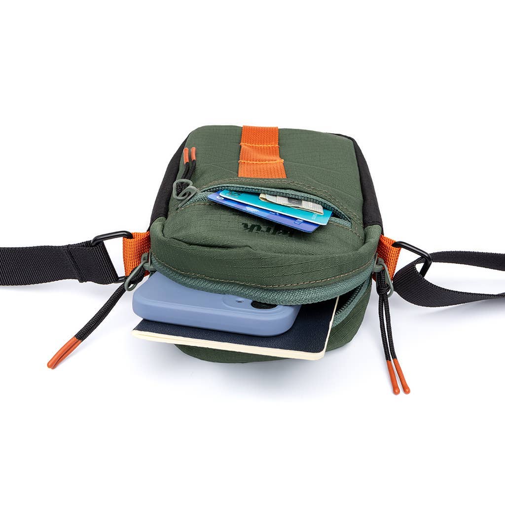 This new crossbody offer jan will accompany you through any adventure. an urban, modern Look with contrasted webbing. main zipped compartment and front pocket, and a crossbody Strap in webbing.
