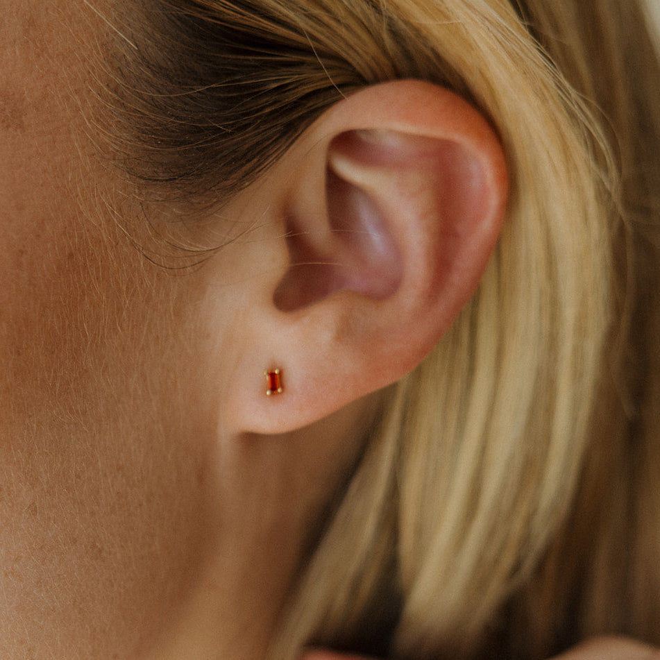 DARA RED GARNET BAGUETTE STUD EARRINGS IN GOLD