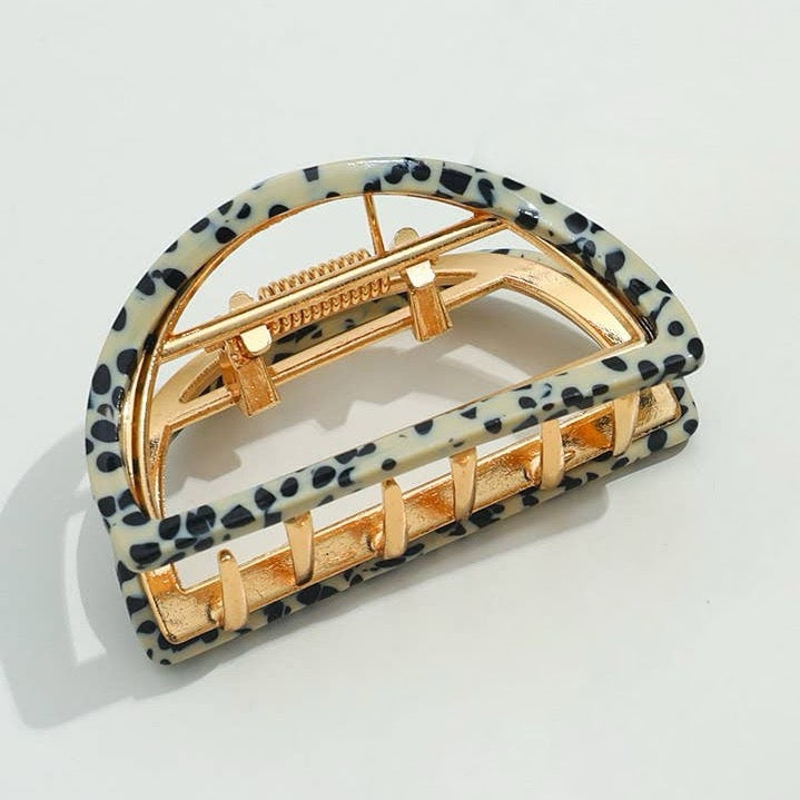 Elevate your hair game with this stunning half moon claw clip in a speckled pattern. Featuring a durable metal claw mechanism, it delivers a secure grip that holds all day without slipping or snagging. The elegant crescent shape flatters any hair type and works beautifully for casual updos, half-up styles, or securing thick sections with ease. A versatile accessory that combines timeless design with dependable performance.
Details:
Small (2 inch)