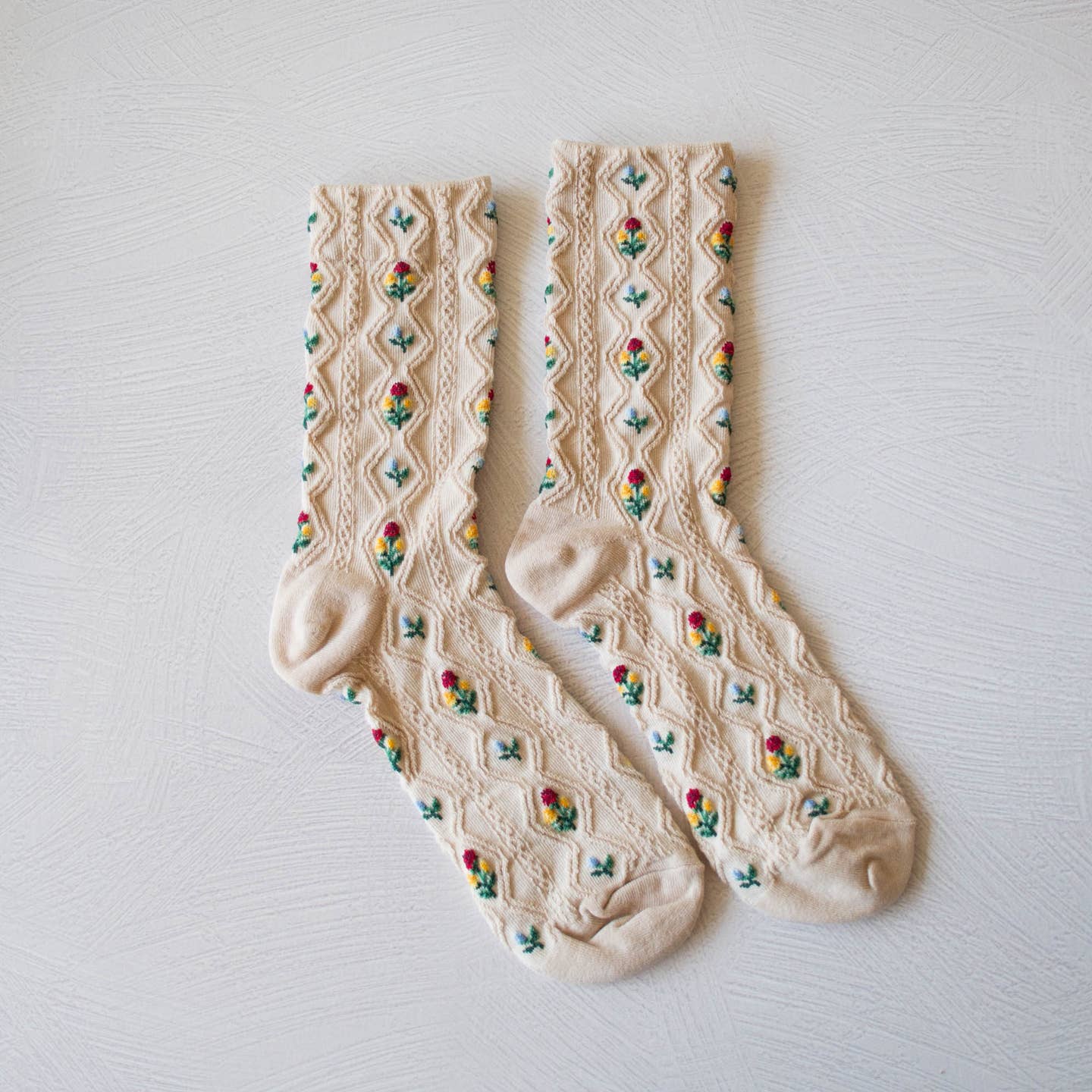 Our romantic floral casual socks feature a vintage mood in a comfortable cotton blend. Perfect for everyday wear, these socks will add style and elegance to your wardrobe.
Adult Size
80% Cotton ,10% Spandex, 10% Polyester