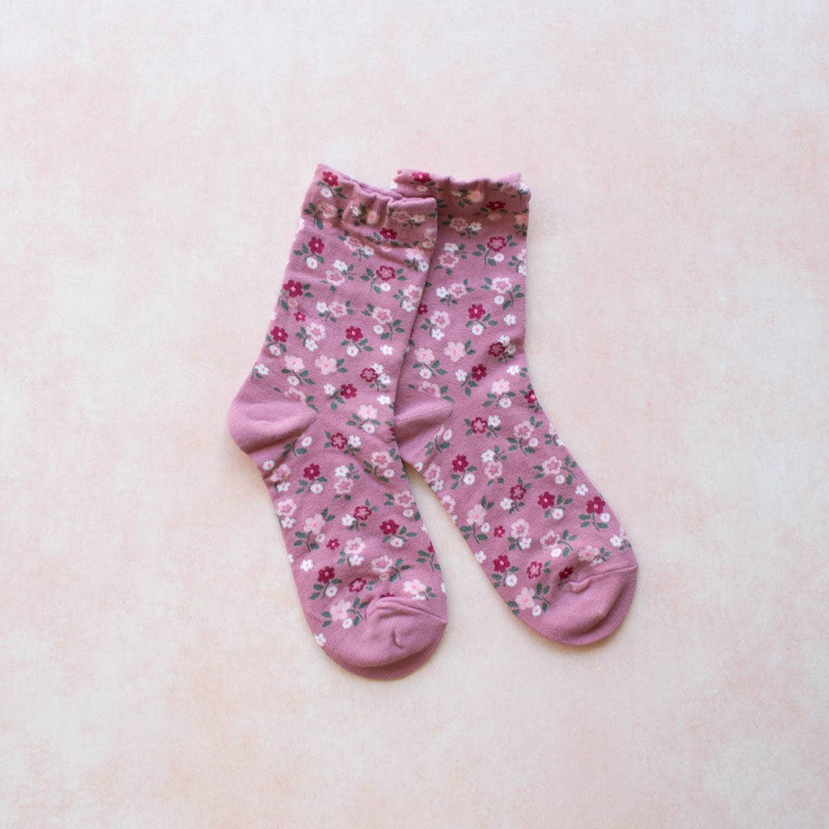 These Garden Flower Socks will add a touch of whimsy to your outfit with their pink floral pattern. Made in a comfortable crew style, these socks will keep your feet cozy and stylish all day long. Perfect for the nature-lover or fashion-forward individual!
Details:
Adult Size
80% Cotton ,10% Spandex, 10% Polyester