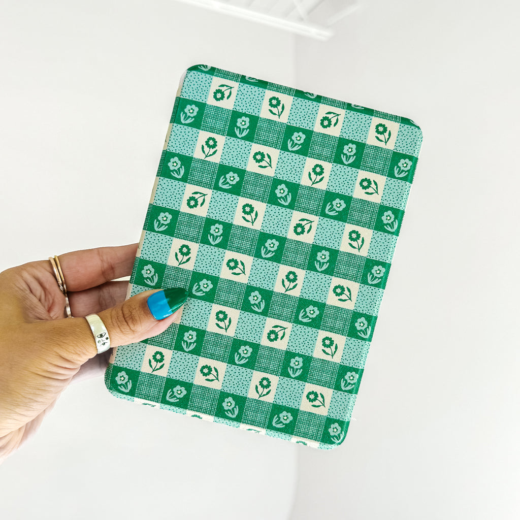 Checkers meet your floral era. Soft green edition.
Really Fun Features (we promise):
• Faux leather exterior for easy cleaning
• Microfiber interior (cozy!)
• An elastic hand strap for comfortable holding
• Auto wake & sleep feature to preserve battery life
• Shock absorption, TPU case for drop protection
Size: Paperwhite 12th Generation/Colorsoft (2024/2026)