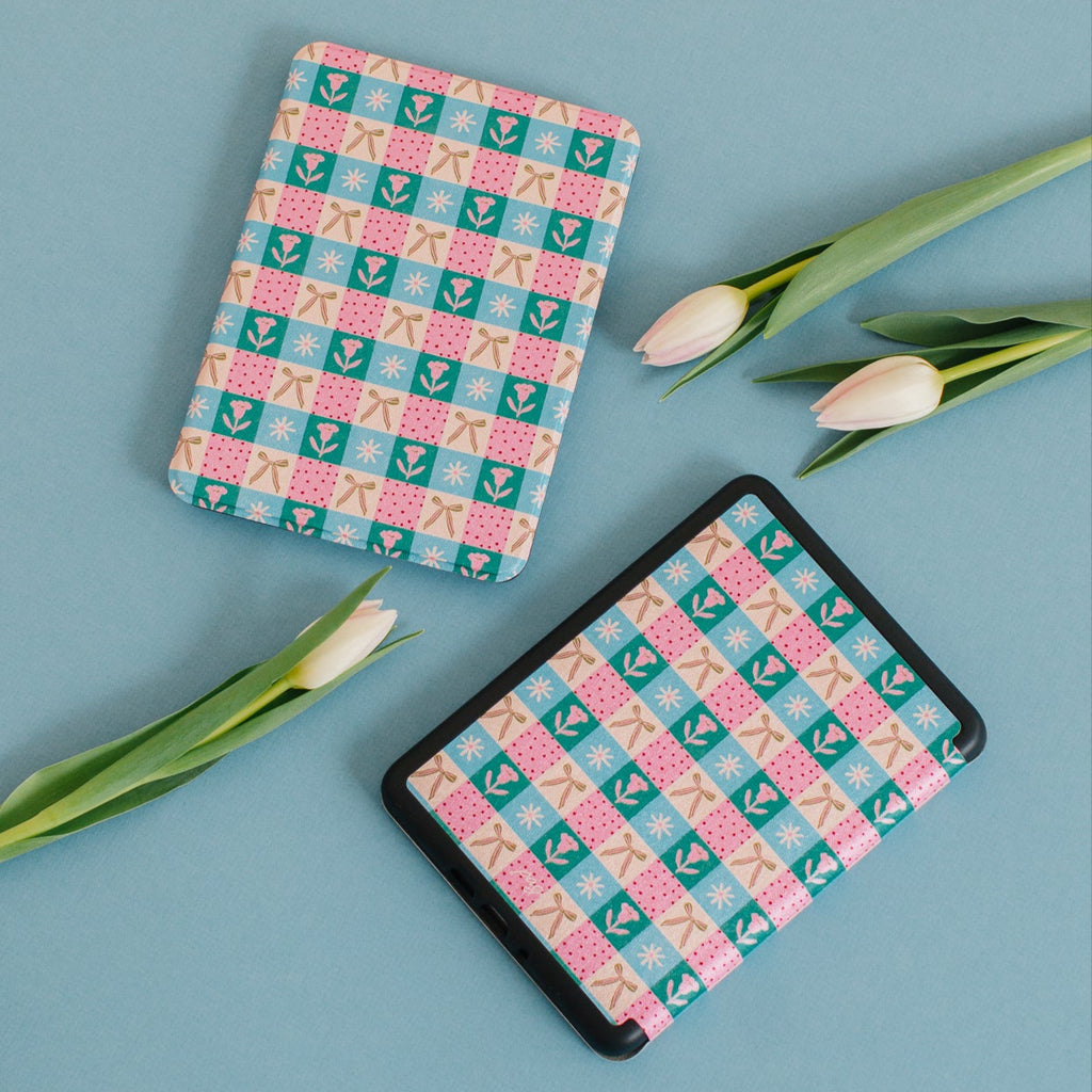 Checkers meet your floral era. Designed by the talented Samantha Johnson
Really Fun Features (we promise):
• Faux leather exterior for easy cleaning
• Microfiber interior (cozy!)
• An elastic hand strap for comfortable holding
• Auto wake & sleep feature to preserve battery life
• Shock absorption, TPU case for drop protection
Size: Paperwhite 12th Generation/Colorsoft (2024/2026)