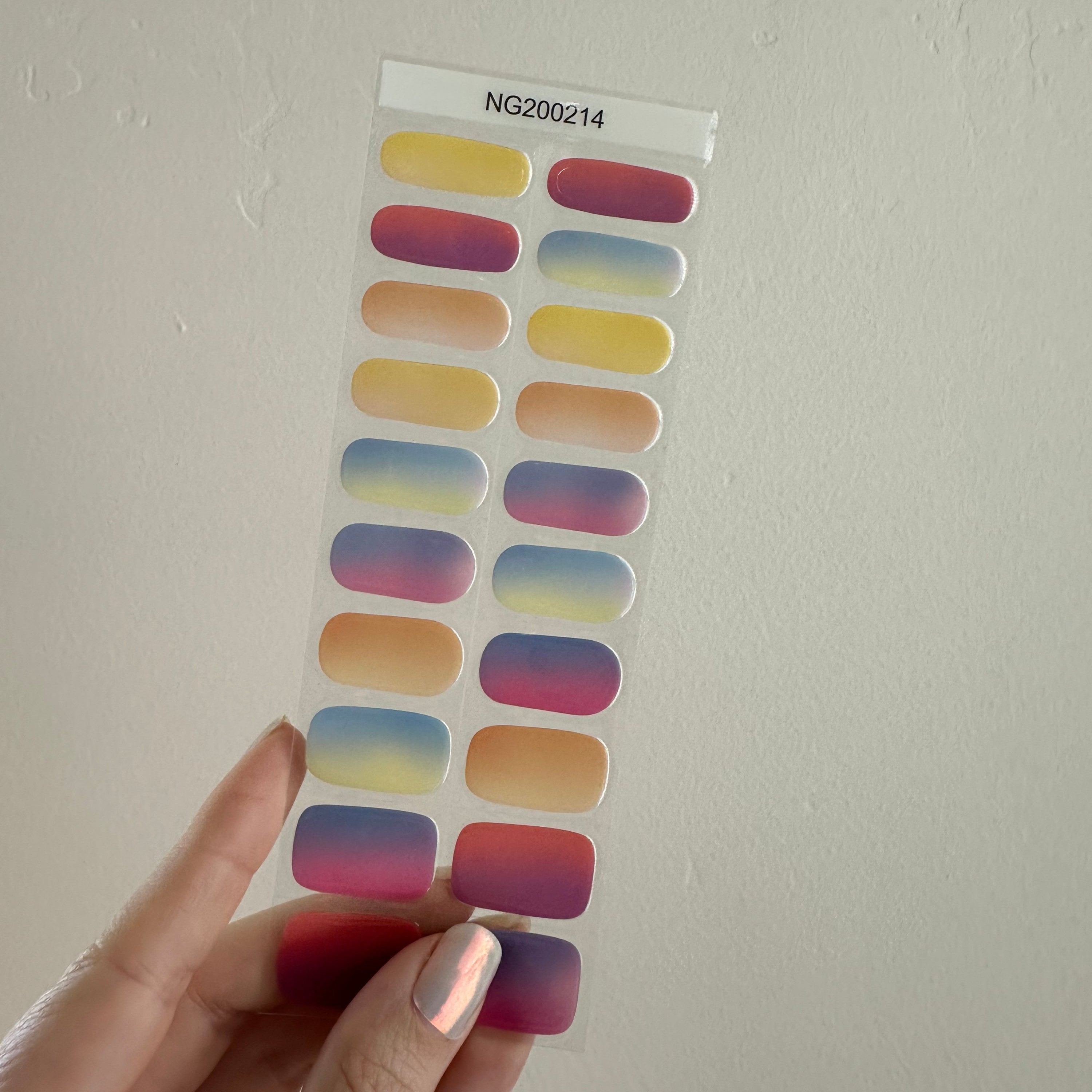 A rainbow gradient to bring some tropical vibes to your nails!