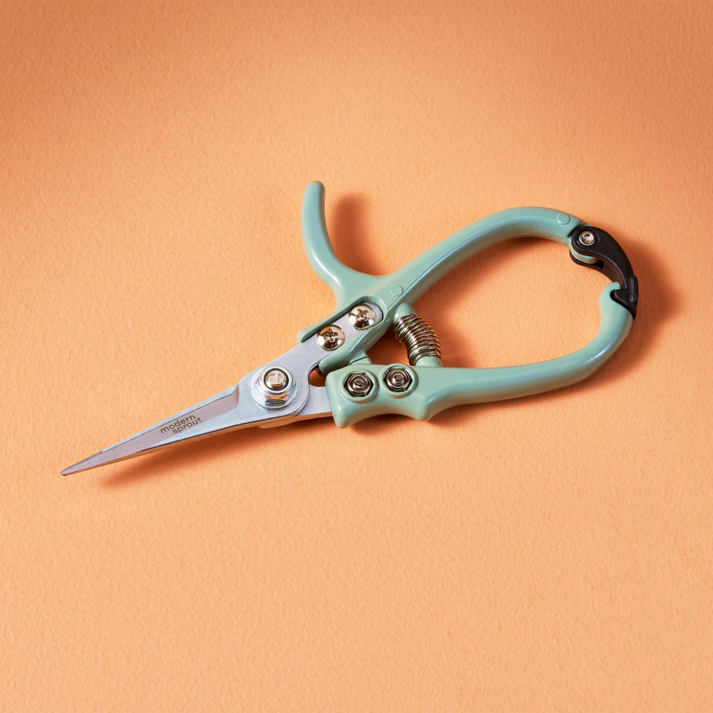 <p aria-level="2" data-mce-fragment="1"><span>Lightweight and durable, these grip-friendly shears combine a high carbon steel blade with a needle-nose tip for easy pruning and harvesting.</span></p> <p>&nbsp;</p>