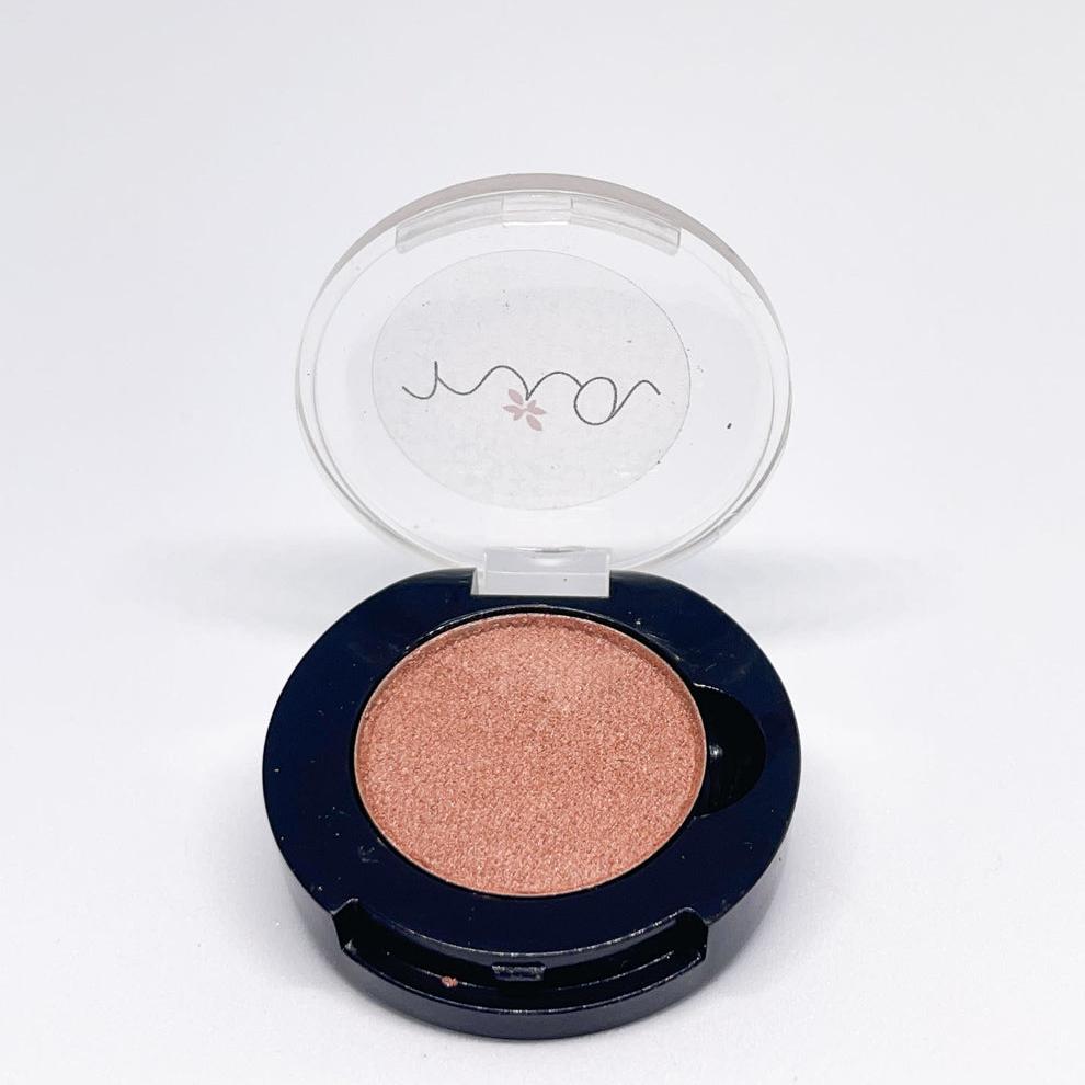 Pressed Eyeshadow, in Copper Rose. The main ingredients are minerals such as mica, clay, zinc and iron oxides, which offer elegance, sheen, cushion, adhesion, oil absorbency, UV protection, and rich pigment for a creaseless and silky look. No synthetics here