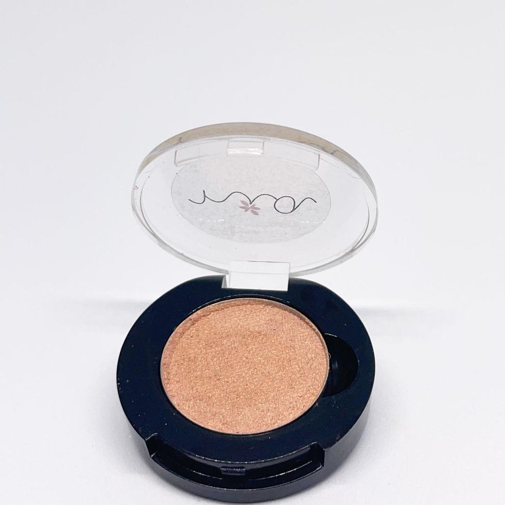 Pressed Eyeshadow in Sandstone, The main ingredients are minerals such as mica, clay, zinc and iron oxides, which offer elegance, sheen, cushion, adhesion, oil absorbency, UV protection, and rich pigment for a creaseless and silky look. No synthetics here