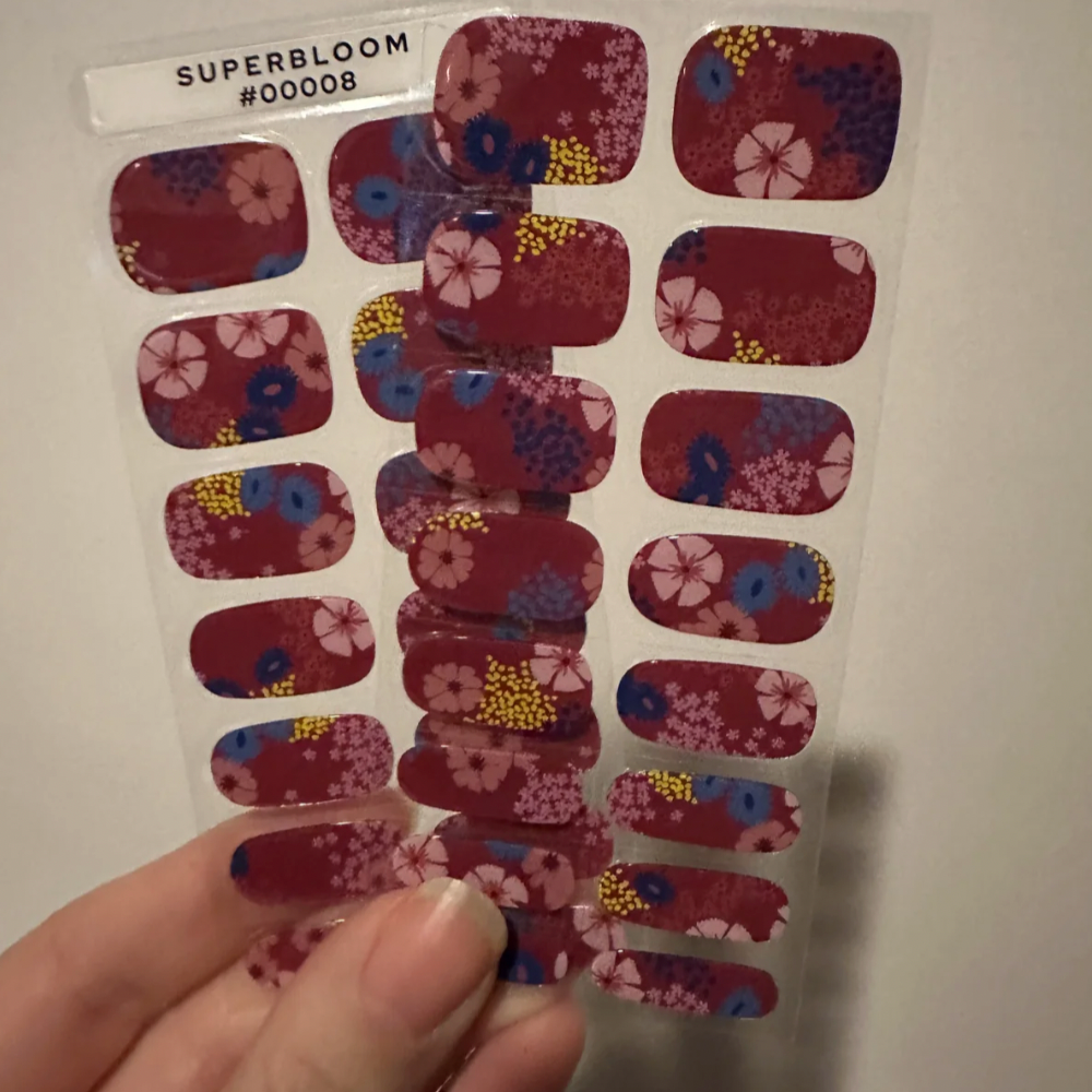 Detailed floral pattern with neon yellow accents and a plum background! 30 nail wraps Lasts up to 3 weeks Opaque color Made of 100% UV gel polish Vegan, cruelty-free, non-toxic