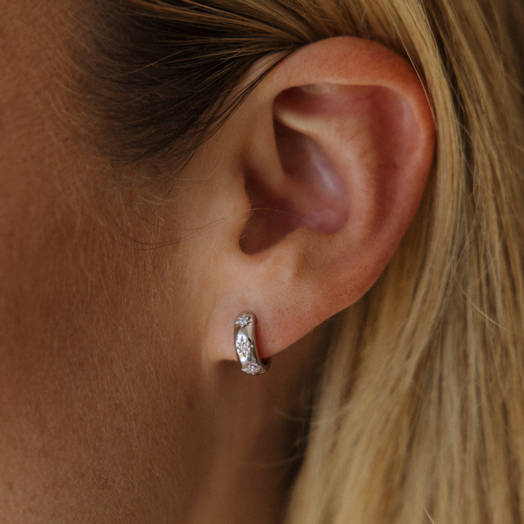 STARGAZER HUGGIE HOOP EARRINGS IN SILVER