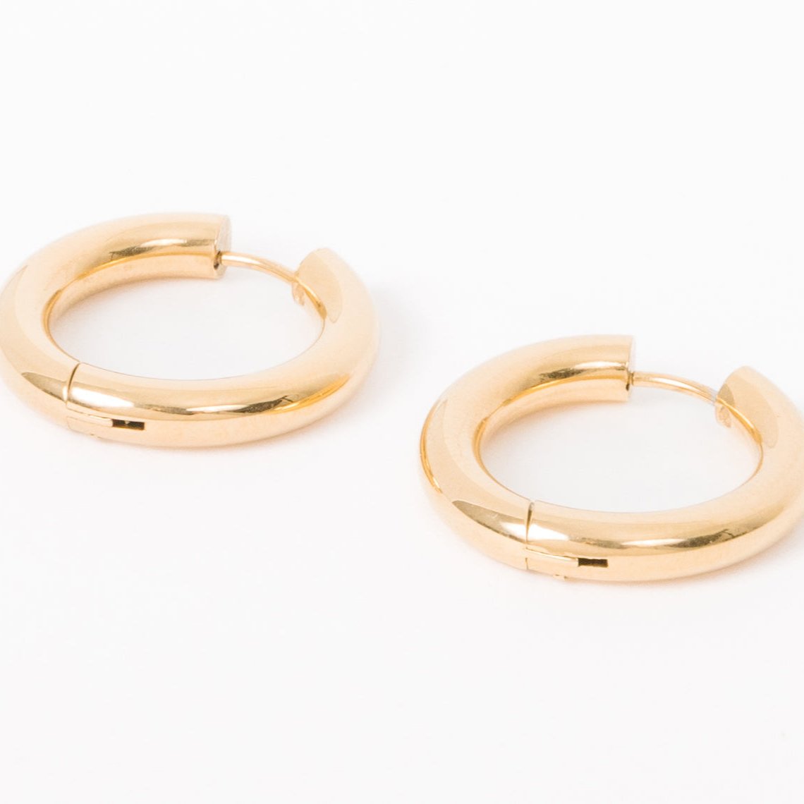 90's Huggies You know what was the comeback we never knew we needed? The 90s! With bold, chunky styles, baggy jeans, and hoops all up and down the ear, 90s were a decade never afraid of being too much! And now we've got the perfect hoop to match the vibe!