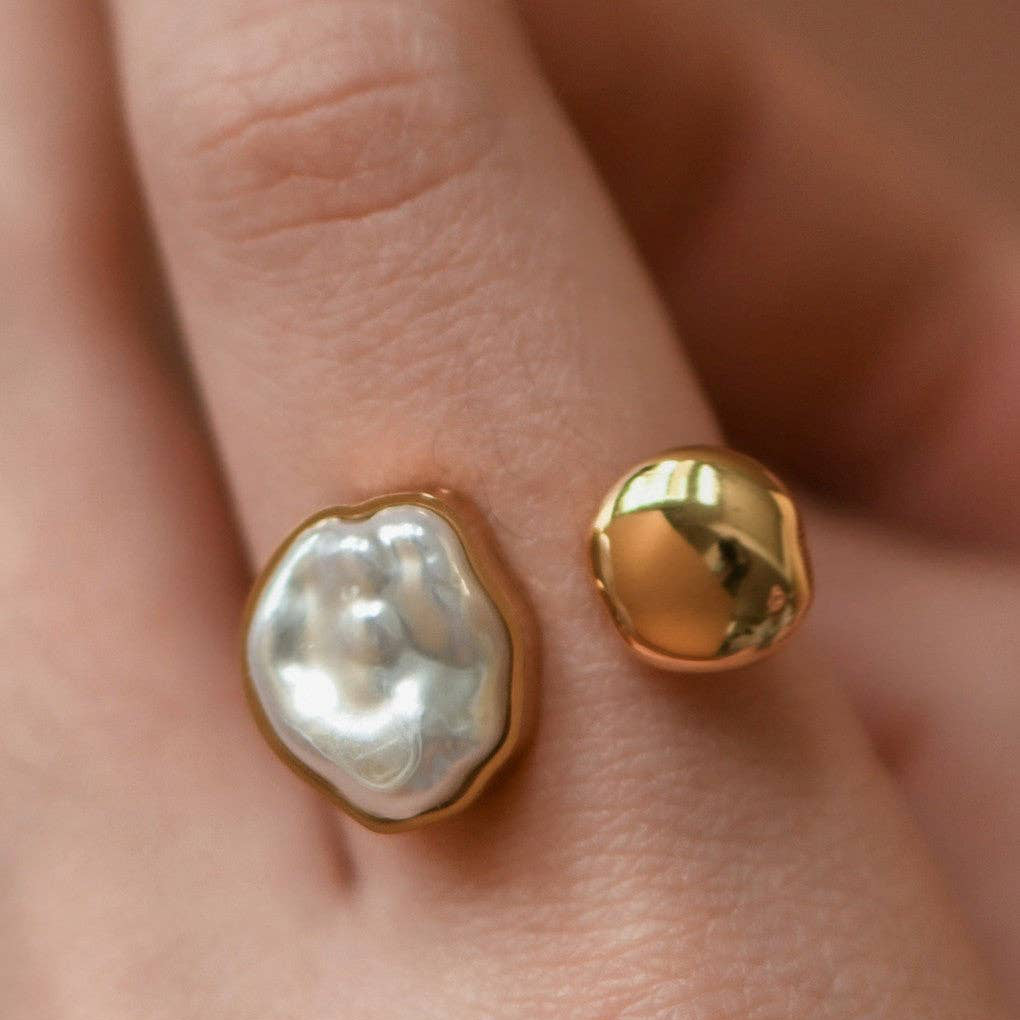 Elevate your everyday style with this 18K gold plated stainless steel ring, designed for durability and elegance. Hypoallergenic and waterproof, it resists tarnishing while maintaining its lustrous finish. The adjustable design ensures a perfect fit, making it ideal as a statement piece or minimalist essential. To preserve the gold plating's brilliance, avoid prolonged contact with lotions, perfumes, and harsh chemicals. A versatile addition to any jewelry collection.