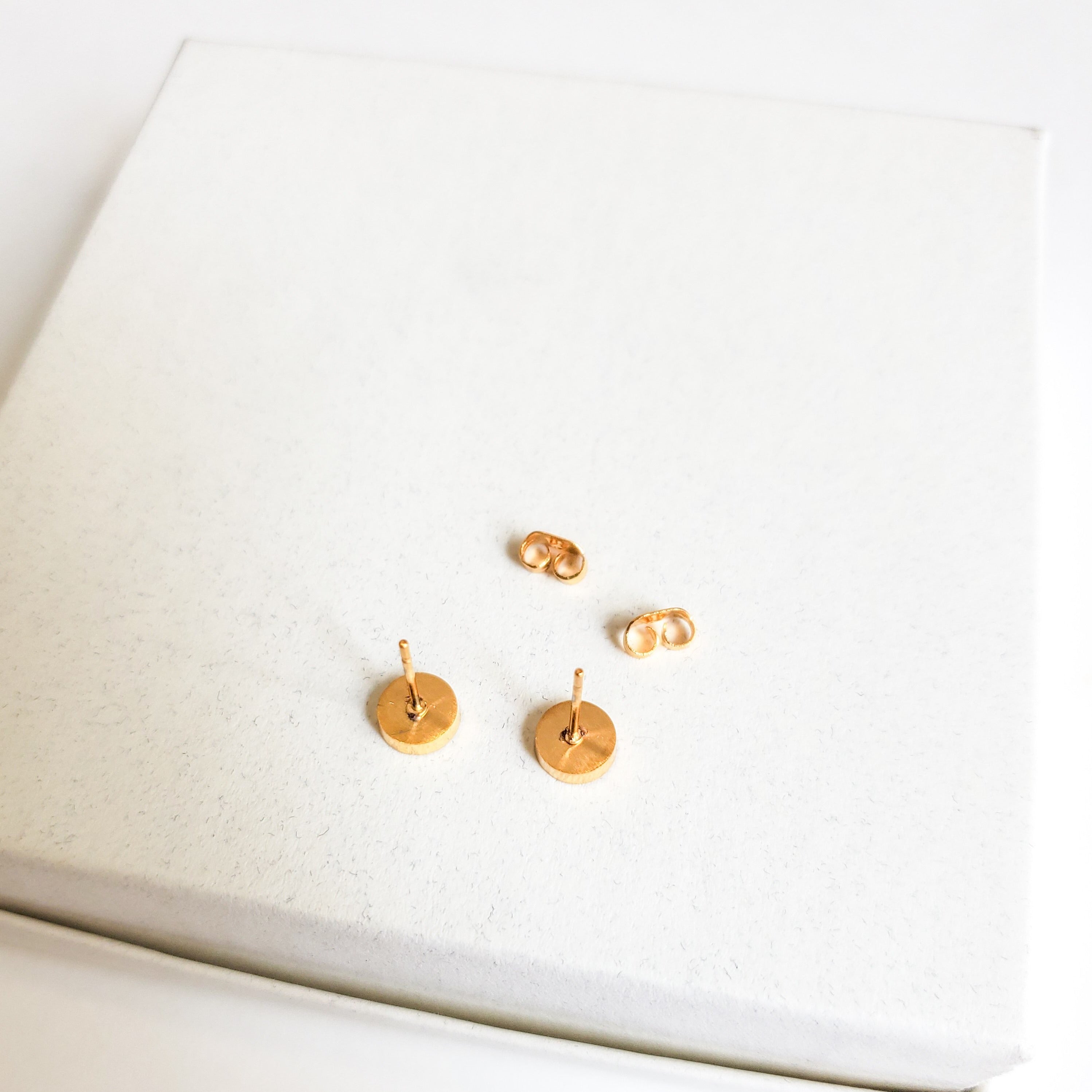 Sparkle circle studs