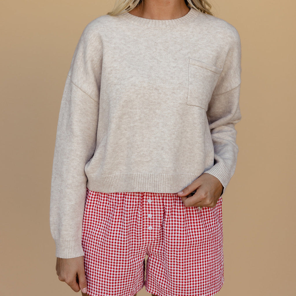 Hey girl, you’re gonna love this sweater! The stretchy fabric makes it super comfy, and the ribbed hemlines add a sleek touch. The drop-shoulder design is effortlessly cool, and the patch pocket is perfect for a laid-back look. Add this to your wardrobe ASAP!