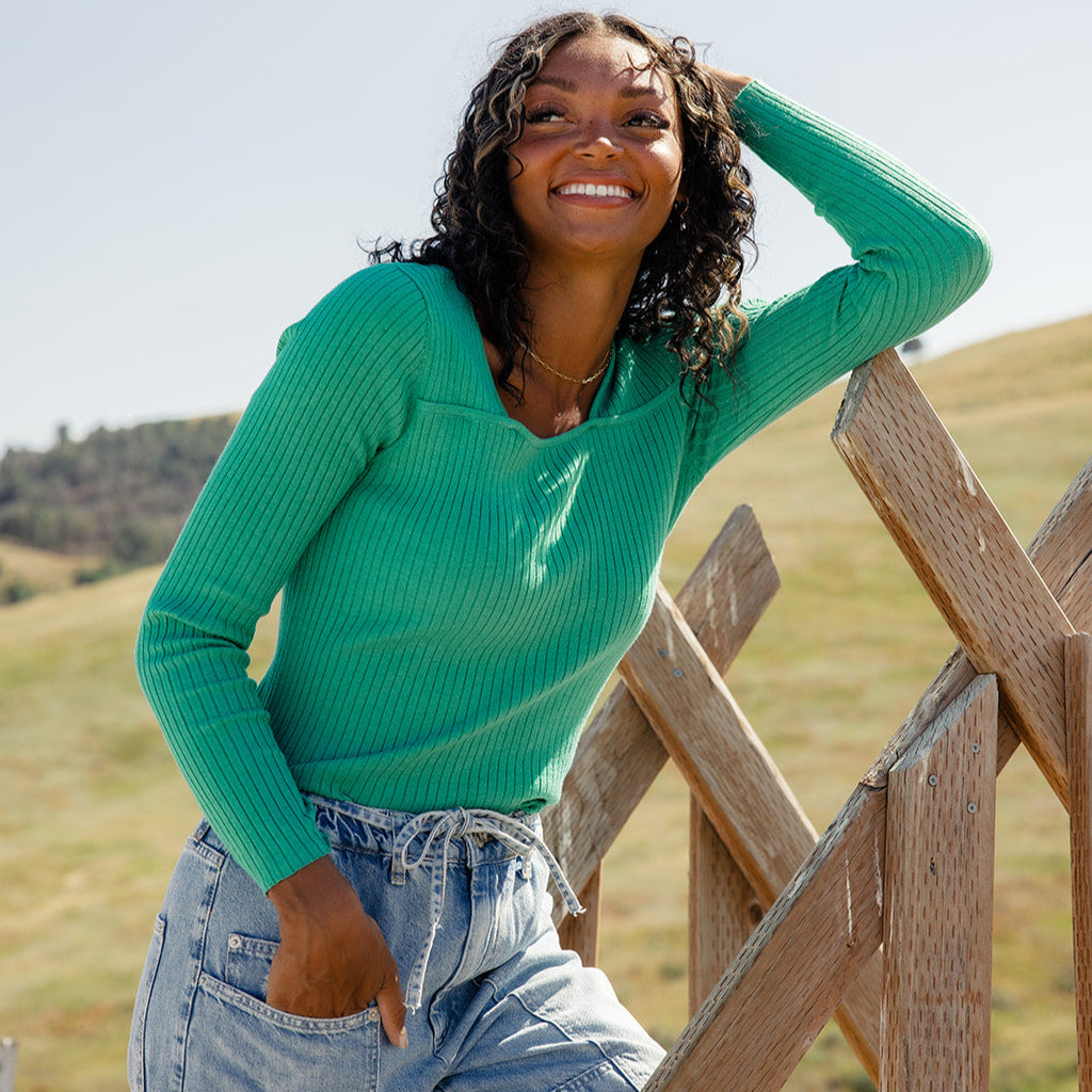 This top reminds us of our favorite rom-coms and comes in the prettiest shades! The square neckline gives this classic ribbed long sleeve an extra flare, perfect for dressing up or down. It's perfect for any fall fit! Green
