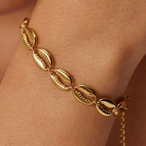 Elevate your beach-inspired jewelry collection with this stunning 18K gold plated stainless steel cowrie shell bracelet. Crafted from hypoallergenic materials, this piece is perfect for sensitive skin and designed to withstand daily wear with its waterproof and tarnish-resistant properties. The chunky chain design pairs beautifully with the natural cowrie shell shapes, making it an ideal summer accessory. To maintain its lustrous finish, avoid prolonged contact with lotions, perfumes, and cleaning products.