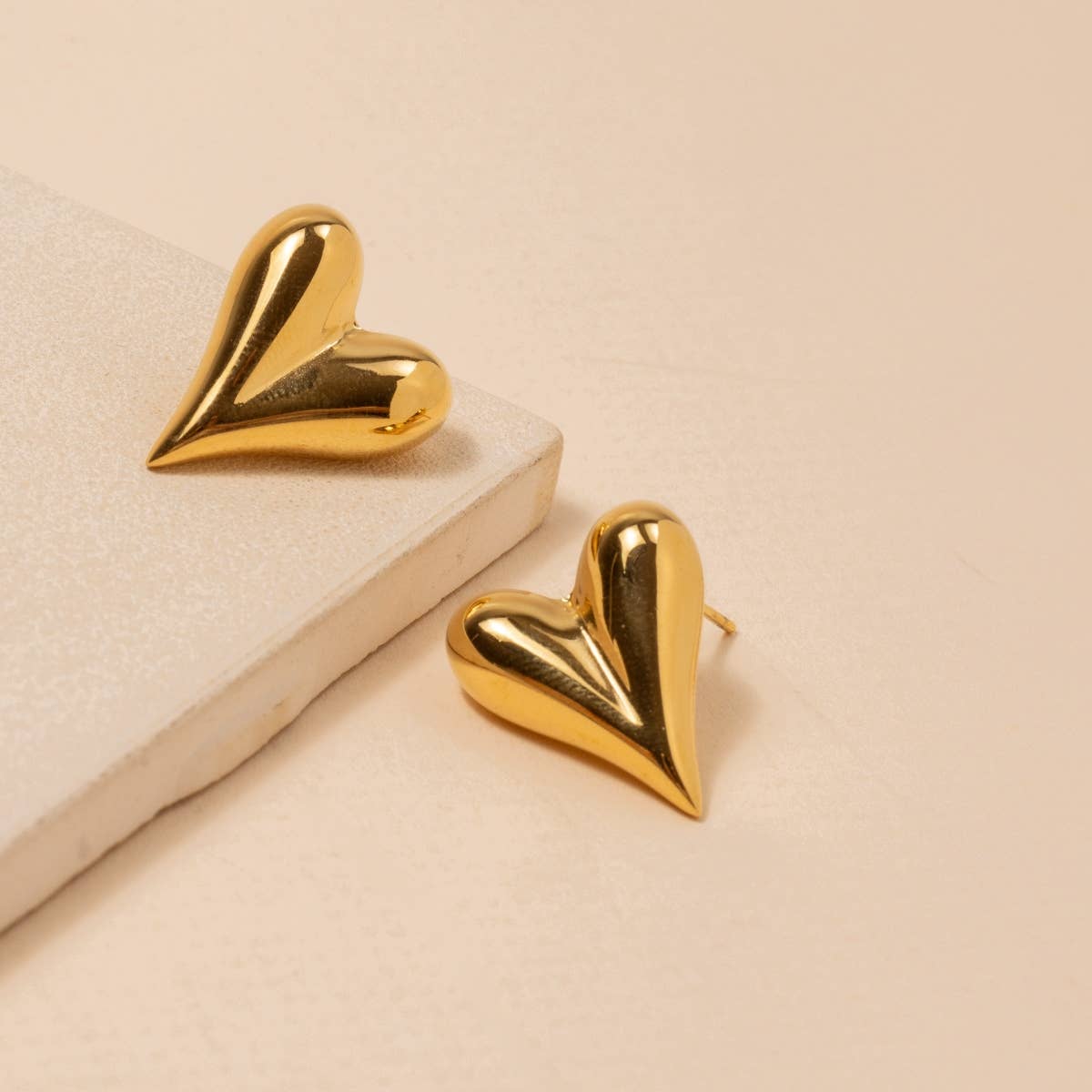Show your love with our Heart Shaped 18K Gold Dip Stainless Steel Stud Earrings. These earrings offer a touch of elegance and sophistication while being durable and long-lasting. Perfect for any outfit and occasion, these earrings are sure to make a statement.

Details:

Approx: 0.79"