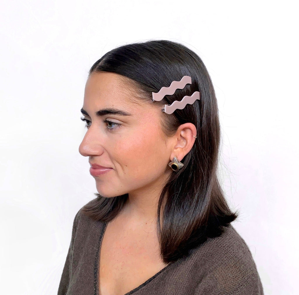 A perfect pair of alligator clips. Small metal teeth provide a strong hold with no snag. Ideal for all hair types and lengths. Great for taming bangs and flyaways.