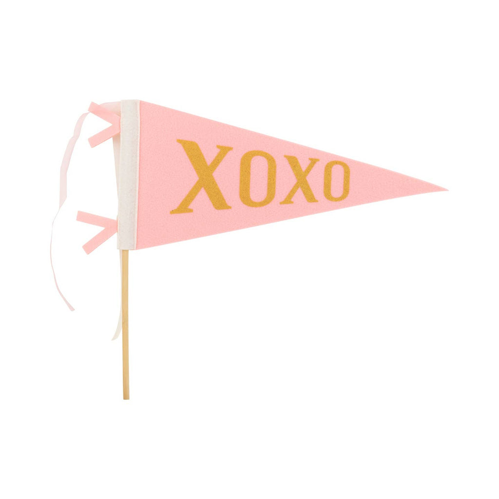 Show first day of school spirit with this festive felt banner. Featuring the celebratory phrase "first day of school," this felt banner will bring vintage vibes to first day of school photos, back to school breakfast parties or as the perfect desk decoration for your new favorite teacher!