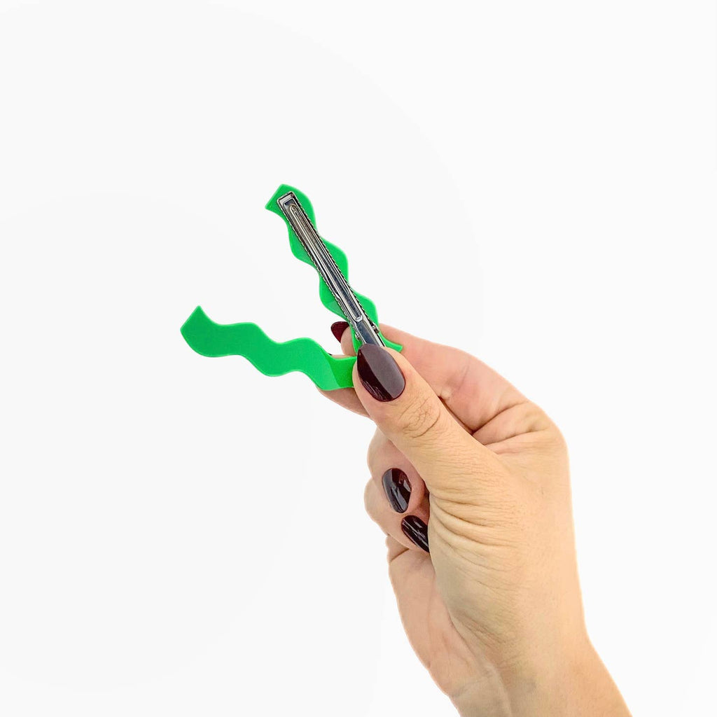 A perfect pair of alligator clips in Kelly Green. Small metal teeth provide a strong hold with no snag. Ideal for all hair types and lengths. Great for taming bangs and flyaways.