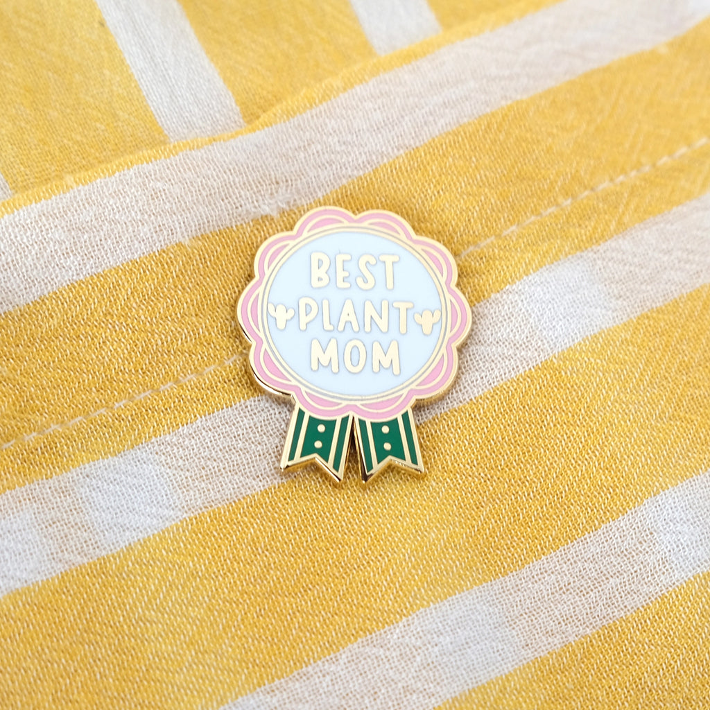 Celebrate the best plant mom in your life with this cute certificate and pin! Rubber clutch backing to keep it safely attached to your favorite jacket, backpack, or tee. Each pin is packaged with a certificate/backer card - perfect for framing!