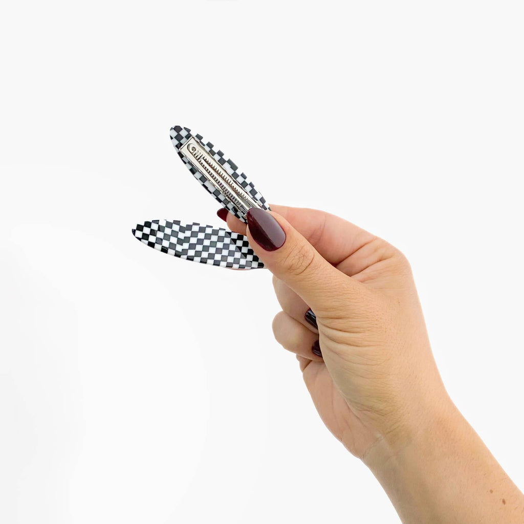 A perfect pair of alligator clips in black & white checkers. Small metal teeth provide a strong hold with no snag. Ideal for all hair types and lengths. Great for taming bangs and flyaways
