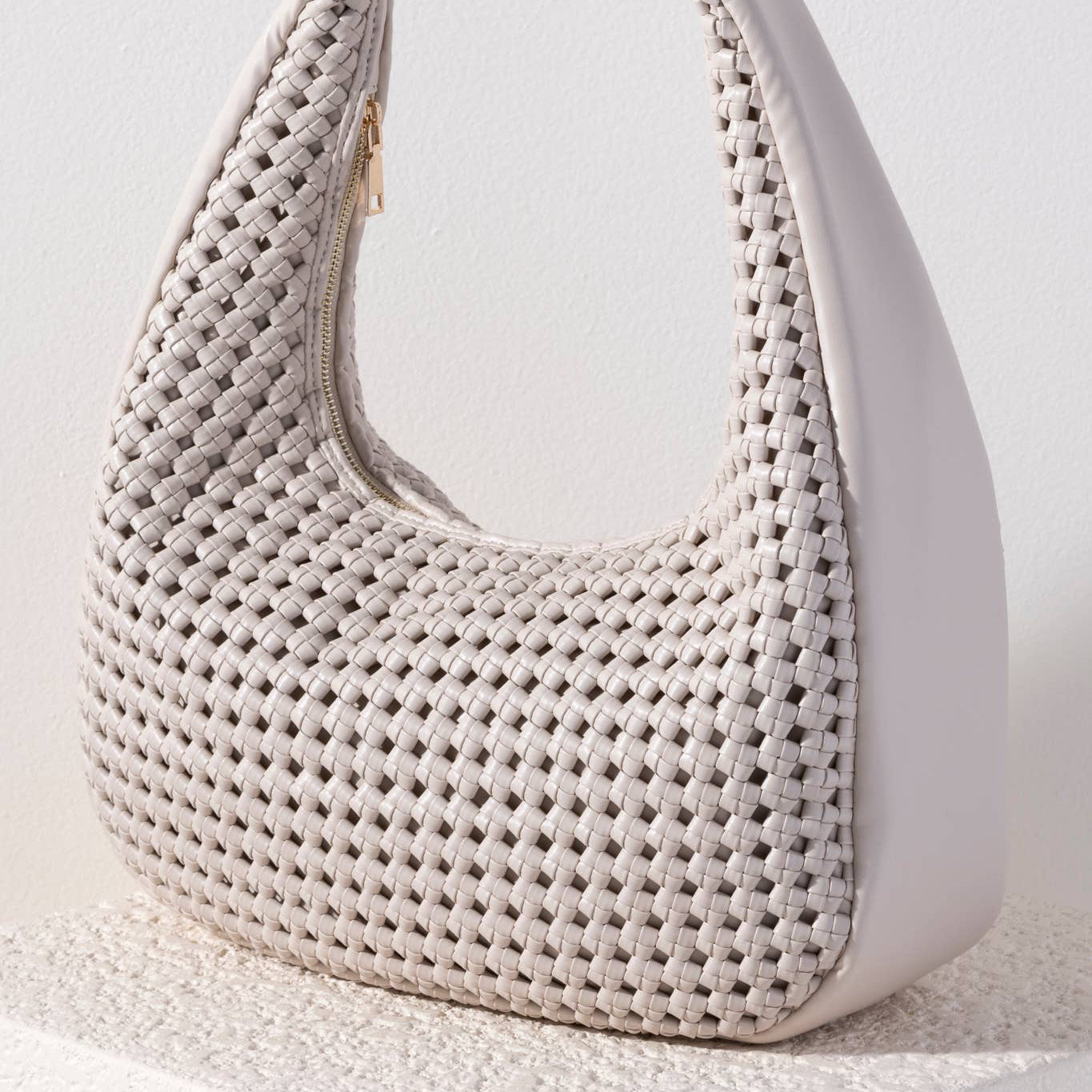 Carry all of your summer essentials in style with Shiraleah's Monroe Hobo. Made of elegant handwoven vegan leather, this purse is your new favorite summer handbag. Its single shoulder strap allows you to wear it easily over your arm.