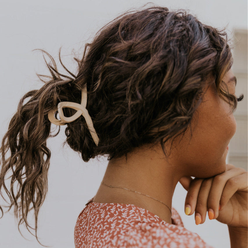 Easy hairstyle time! This ROOLEE Betty Hair Clip Set is perfect for when you want a not try hairdo kind of day! It comes with three different color clips! Get it for a cute lazy hair day!