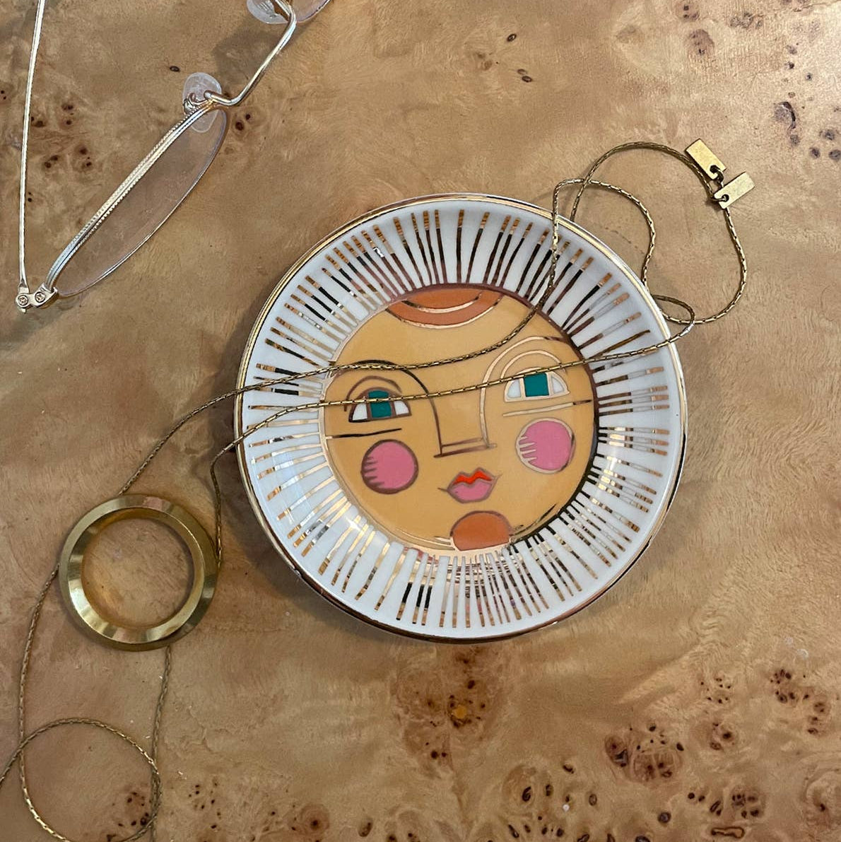 Decorative plate with a face design on a textured surface