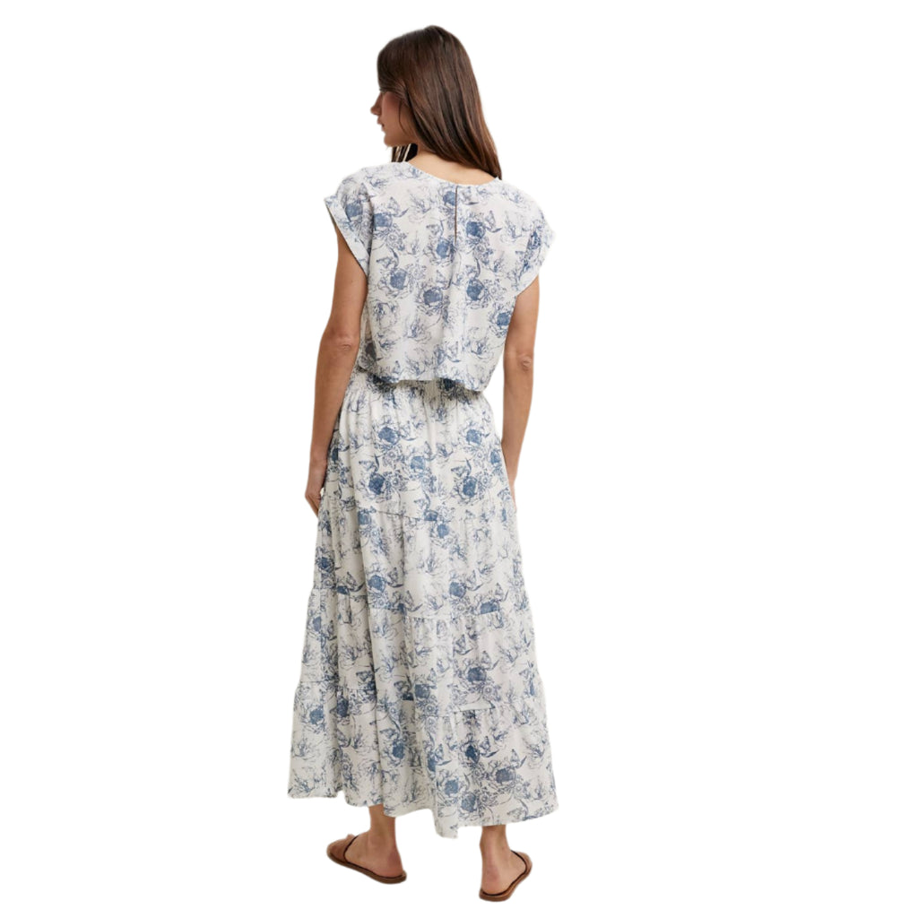 Get ready to rock that laid-back look with this Floral Relaxed Skirt! With its fun and playful florals. Made with a relaxed fit, it's both comfortable and stylish. 
