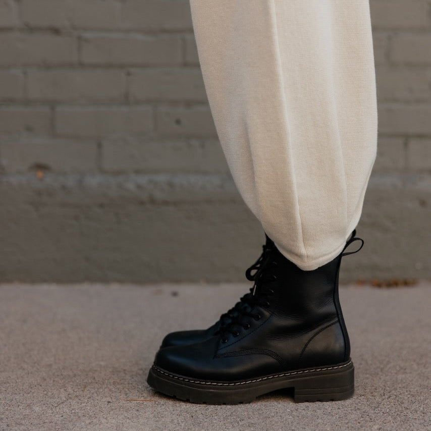 The new and improved Elvis is a top grain leather military-style boot made in Spain with an 8-eyelet lacing system for a great fit. The Elvis is built on a sturdy rubber sole with non-slip qualities and has a padded sock liner for extra comfort.
Black