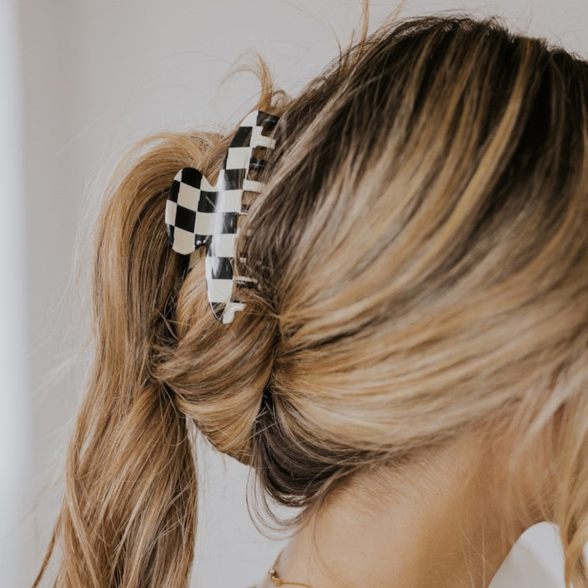 Step back in time + accessorize in style! These retro and funky claw clips come in a pack of three with one checkerboard, one solid tan + one multicolor clip. I don't know about you but I will be wearing these on repeat all year long!