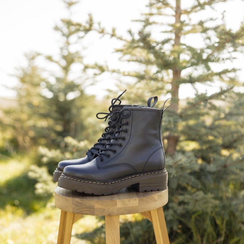 The new and improved Elvis is a top grain leather military-style boot made in Spain with an 8-eyelet lacing system for a great fit. The Elvis is built on a sturdy rubber sole with non-slip qualities and has a padded sock liner for extra comfort.
Black