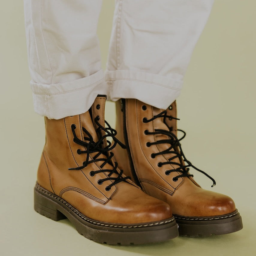 The new and improved Elvis is a top grain leather military-style boot made in Spain with an 8-eyelet lacing system for a great fit. The Elvis is built on a sturdy rubber sole with non-slip qualities and has a padded sock liner for extra comfort.
Peru