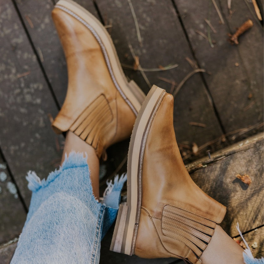 The Prince is an all leather Chukka boot with double going for easy entry. The boot is built on a fashion pointed toe last and features a padded sock liner and eva midsole for extra comfort and flexibility. Dark Golden Rod