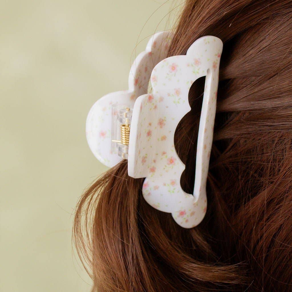 These claw clips are a must for your accessory bag! Our clips put a beautiful Andi touch on the hair clips you thought you knew. This claw clip is the cutest shade of white with adorable little pink flowers and has a unique, scalloped cloud shape. Pair this with your favorite sweats, date night dress, or work fit!