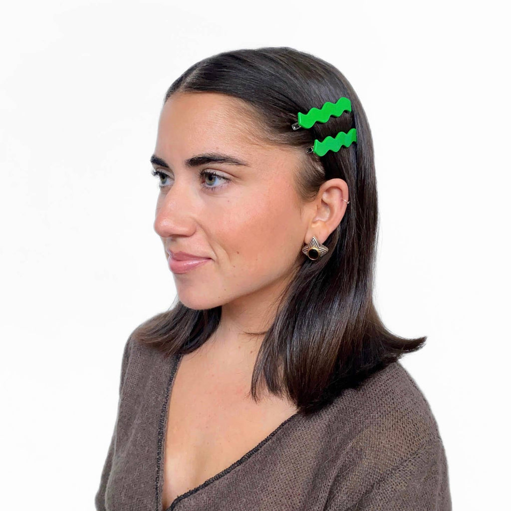 A perfect pair of alligator clips in Kelly Green. Small metal teeth provide a strong hold with no snag. Ideal for all hair types and lengths. Great for taming bangs and flyaways.