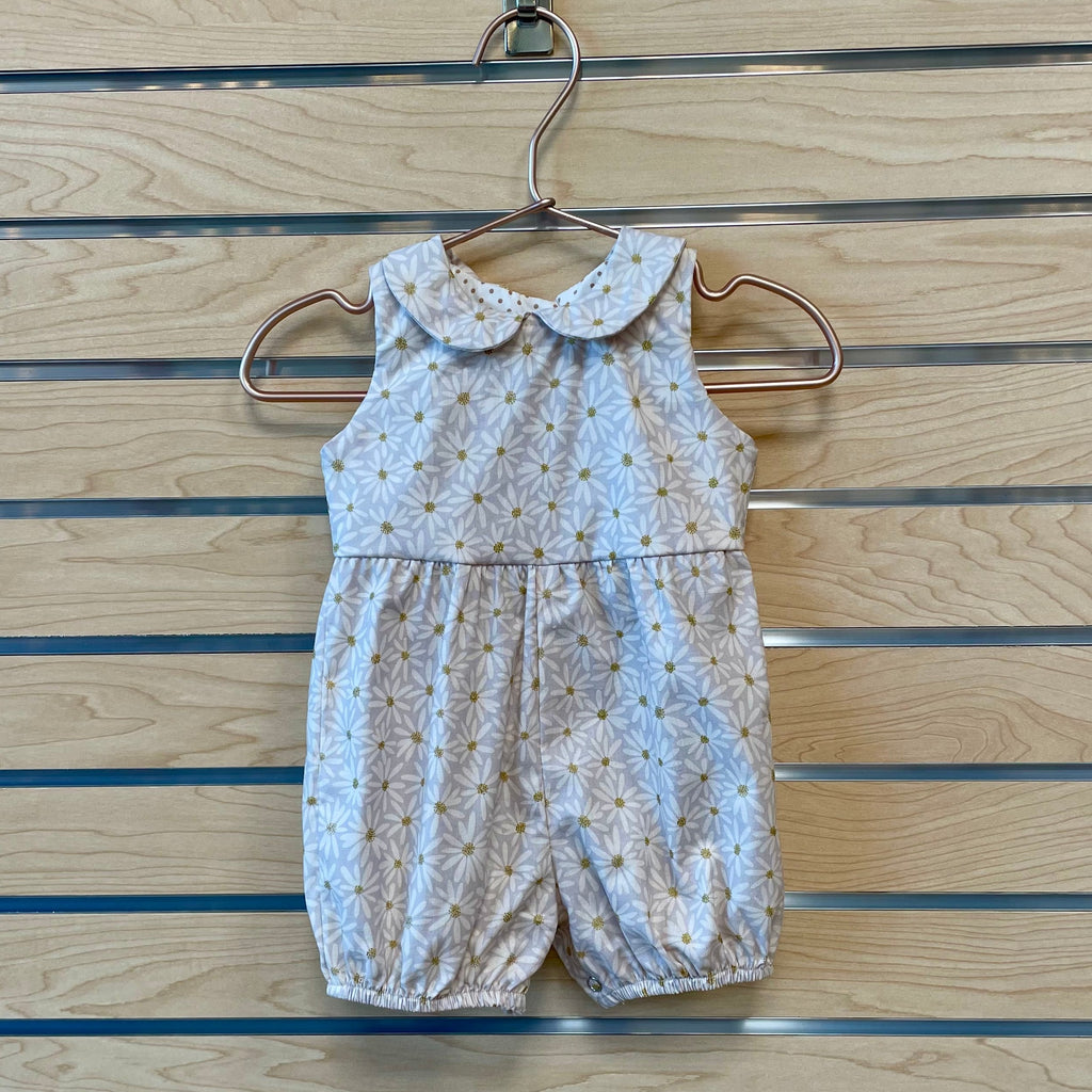  Your little one is sure to look a-daisy in The Harper Romper - Fairy Dust Daisies Gray! This one-piece wonder is made from cozy, 100% cotton material, and adorned with bold daisies for the perfect balance of cuddly and cute. Make sure their wardrobe is always in bloom!  Fabric designed by Ashley Collett for Riley Blake. 