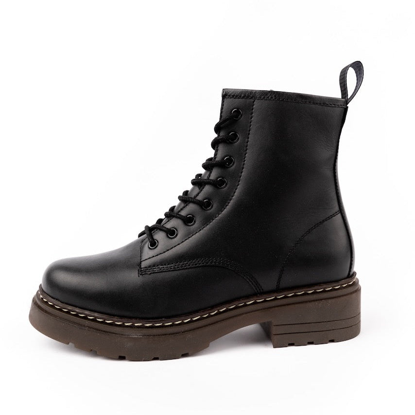 The new and improved Elvis is a top grain leather military-style boot made in Spain with an 8-eyelet lacing system for a great fit. The Elvis is built on a sturdy rubber sole with non-slip qualities and has a padded sock liner for extra comfort.
Black