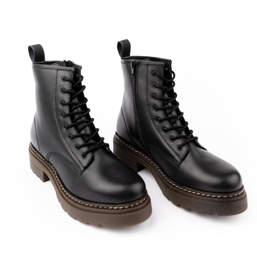 The new and improved Elvis is a top grain leather military-style boot made in Spain with an 8-eyelet lacing system for a great fit. The Elvis is built on a sturdy rubber sole with non-slip qualities and has a padded sock liner for extra comfort.
Black