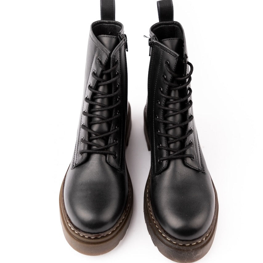 The new and improved Elvis is a top grain leather military-style boot made in Spain with an 8-eyelet lacing system for a great fit. The Elvis is built on a sturdy rubber sole with non-slip qualities and has a padded sock liner for extra comfort.
Black