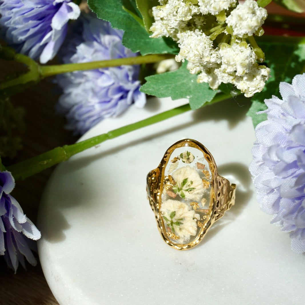 Fleur Blanche Oval Ring