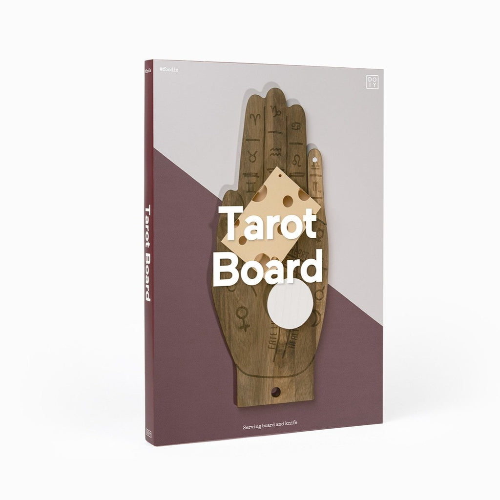 Tarot hand-shaped cutting and serving board, made of engraved wood, that hides a magnetized knife in its fingers. Can be hung easily.