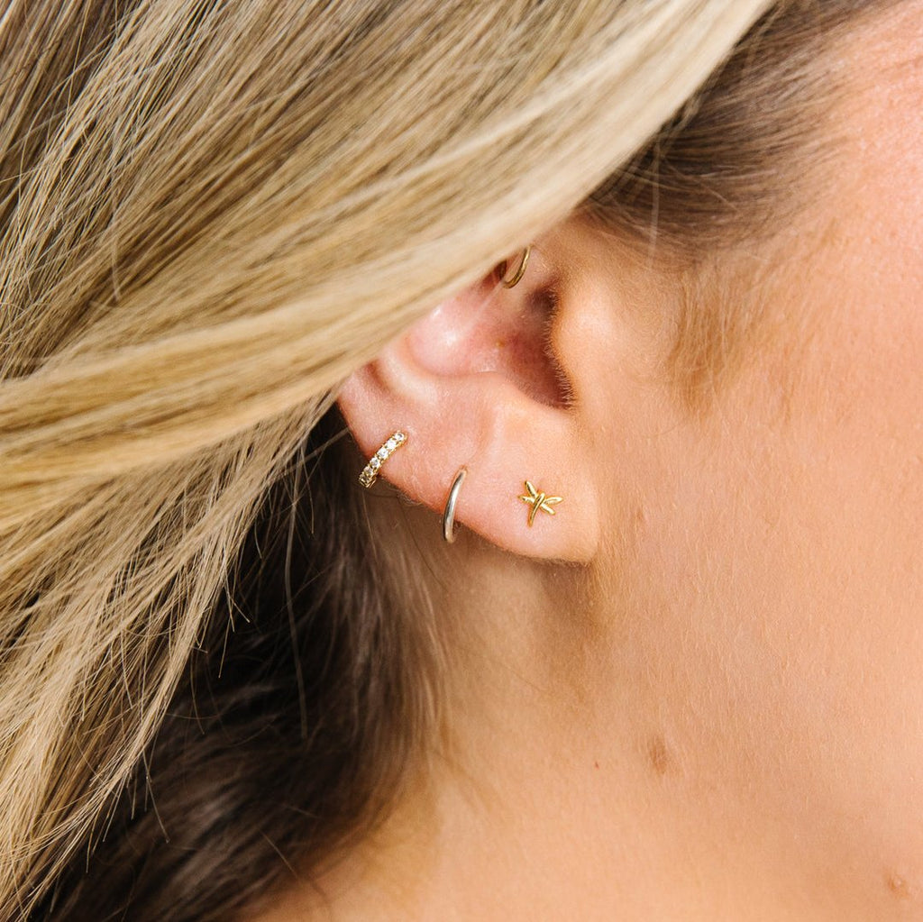 Freaking cute and freaking tiny dragonfly studs. 18k gold over 925 sterling silver. 5mm wide. 20 gauge. Perfect for multiple piercings. Hypoallergenic. Anti tarnish. Perfect for sensitive ears