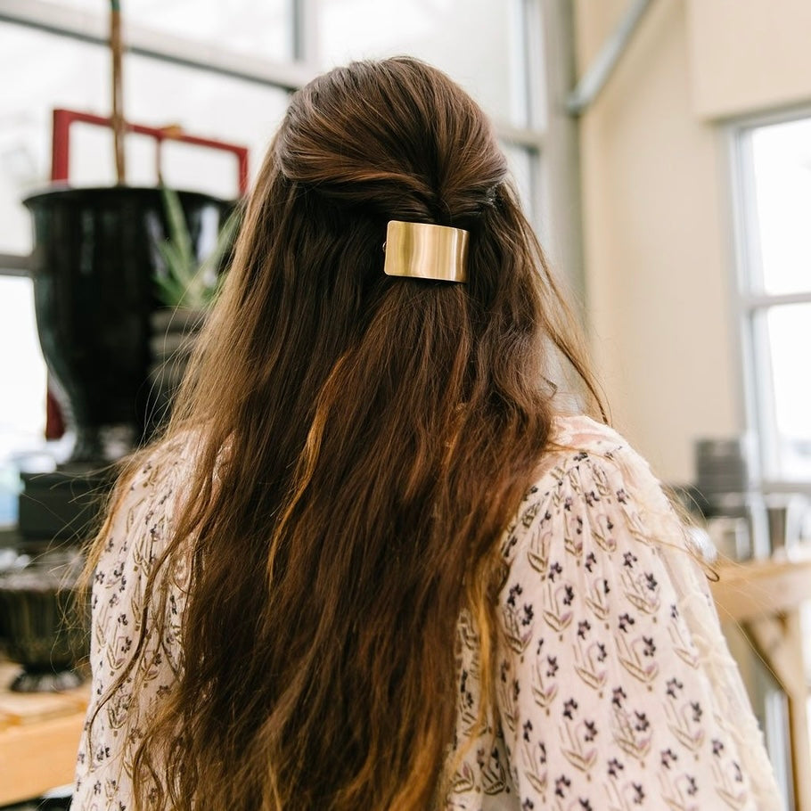 This gold bar clip is the perfect accessory when you're looking to add some class and elegance to your hair do! This clip comes in a french barrette style and is perfect in a half up like this or in a low pony!