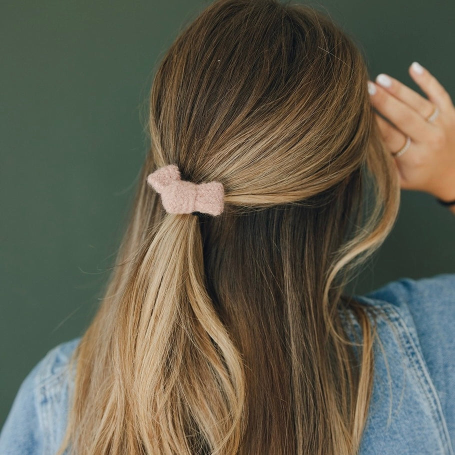 Add a twist to your hair game with this Wool Knot Bow Hair Tie! The bubble elastic hair tie provides a secure hold, while the chunky wool knot adds a playful touch. In a beautiful blush pink color, this hair tie is both functional and fashionable.